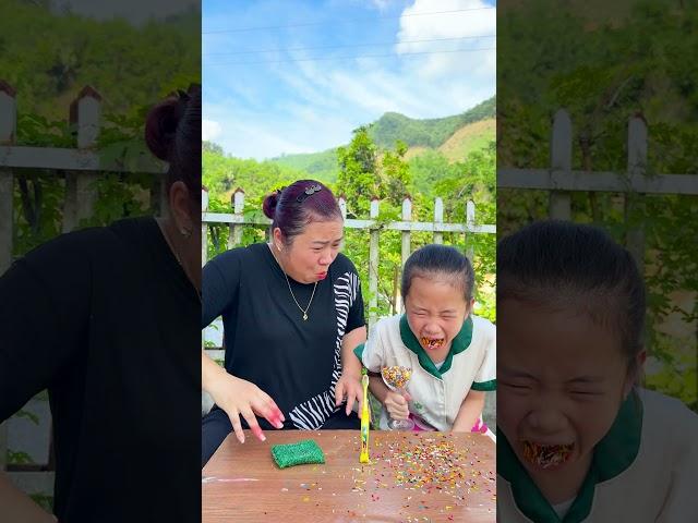Con gái thật vui tính, kem socola ,ớt cay siêu ngon sự kết hợp hoàn hảo