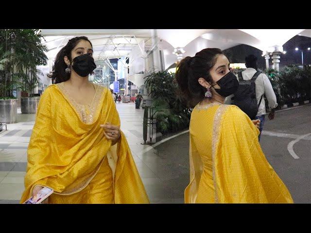 Janhvi Kapoor Spotted at airport || Bollywood Chronicle