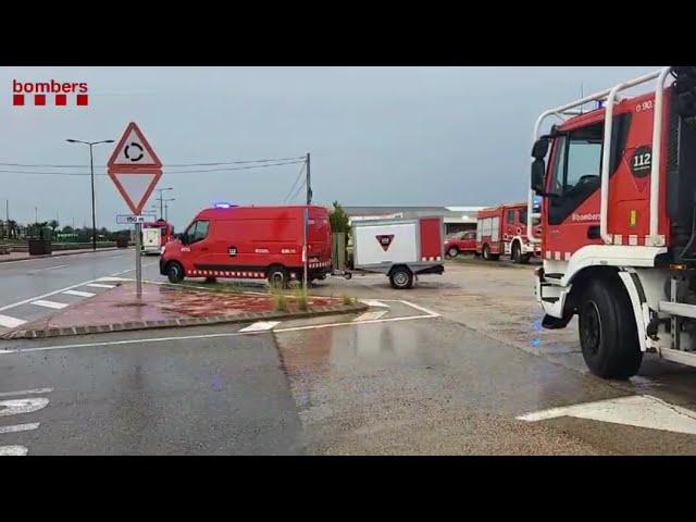 Una seixantena d'efectius dels Bombers surt des de l'Ametlla de Mar cap al País València