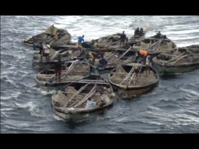 Грузоперевозки на реке Нигер. Откатка балласта на ходу ))). Freight on the Niger River.