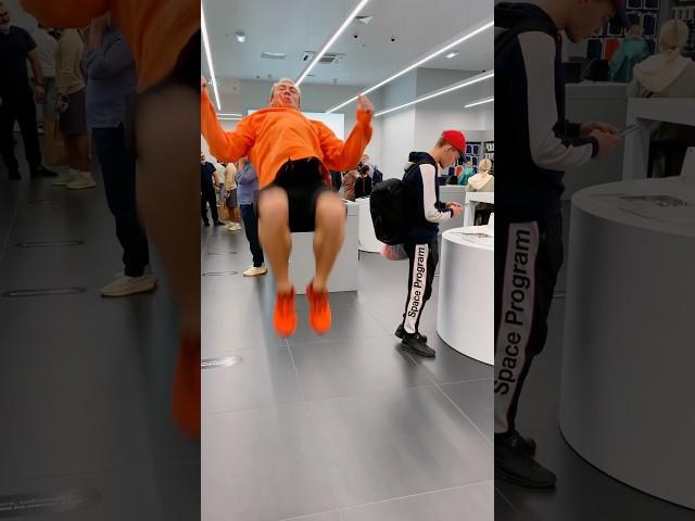 Broke the New IPhone 15 Pro: Parkour Prank in Apple Store