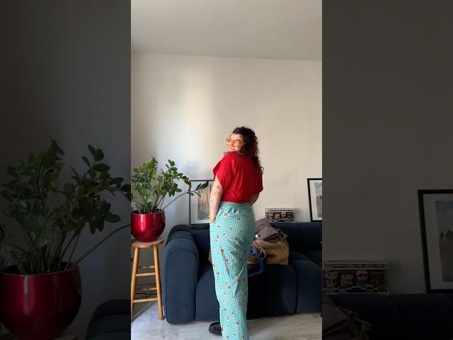 Tenue du jour : chemise vintage rouge ️ et pantalon à fraises