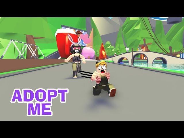 UNA MADRE LOCA ME PERSIGUE!  ADOPT ME - ROBLOX