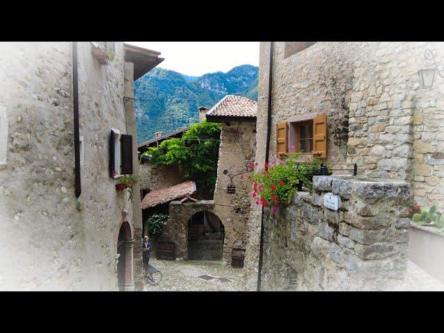 Canale di Tenno die Geisterstadt. Damals verlassen, heute ein historisches Künstlerdorf am Gardasee.