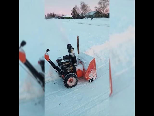 Уборка снега снегоуборщиком  в деревне