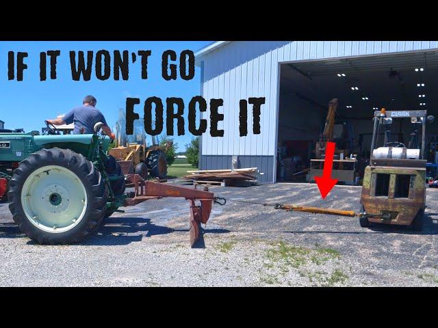 It Leaks Everywhere! - Sloppy Case Backhoe Repairs