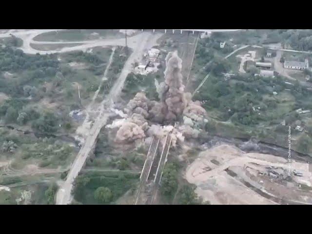 ВИДЕО: Украинские военные взорвали мост в Луганской области