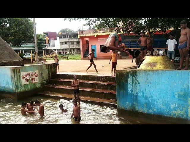 || Desi Boys Jumping and Swimming Enjoyment in Village Swimming Pool ||