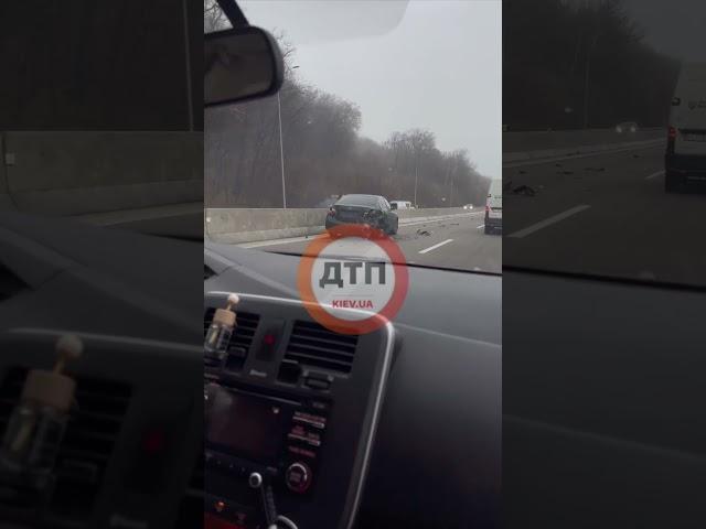 Нова швидка toyota camry протаранила стару toyota camry..... Дніпровське шосе, в сторону Києва. Дтп