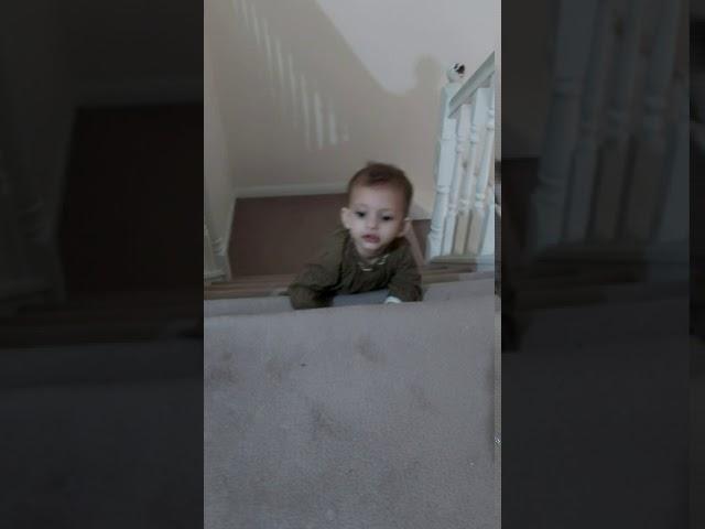 Ayra is walking the stairs by herself for the first time (زہرہ پہلی بار خود سے اسیڑیاں چڑھ رہی ہے(