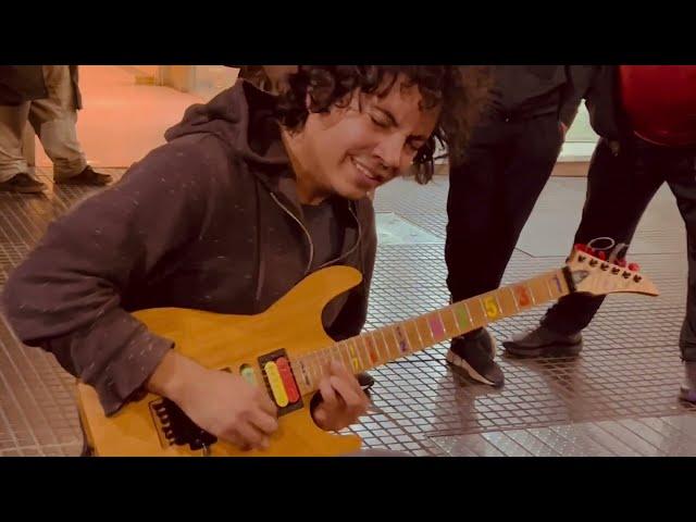 Arpeggios at the speed of light - Amazing street guitar performance