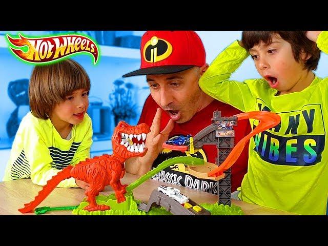 Jugamos al T-REX TAKEDOWN de HOT WHEELS y al juego SORPRESA de DANI y EVAN