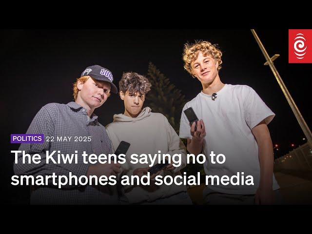 The teens saying no to social media (and yes to brick phones) | RNZ