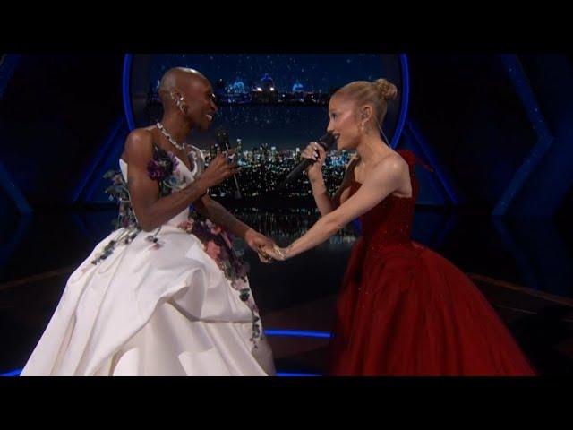 Ariana Grande y Cynthia Erivo cantando “Defying Gravity” en los #Oscars .