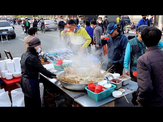 "돈은 돈통에 던지세요, 500원입니다!" 돈 받을 틈도 없는 500원 어묵좌판 부터 1000원에 무한리필 콩나물 매운 어묵까지! / korean street food