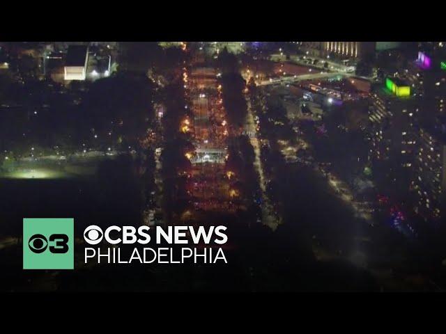 Long lines form at Benjamin Franklin Parkway in Philadelphia before concert, rally to support Harris