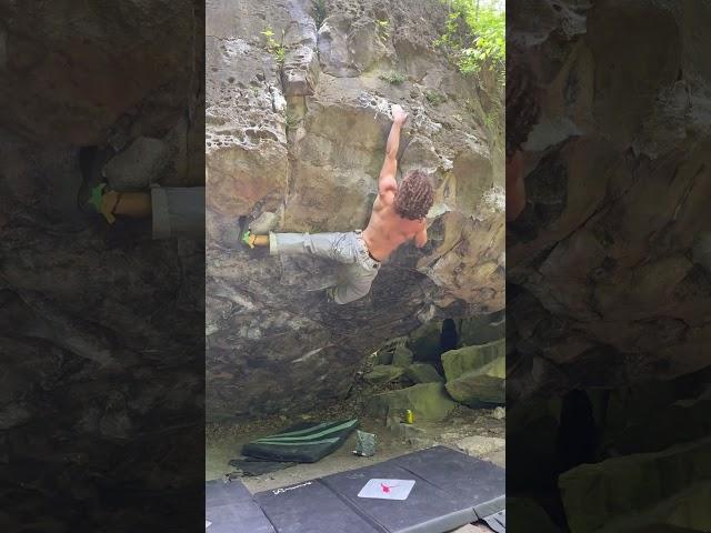 Karasu v12 at the Beautiful Niagara glen black cave#bouldering ##climbing