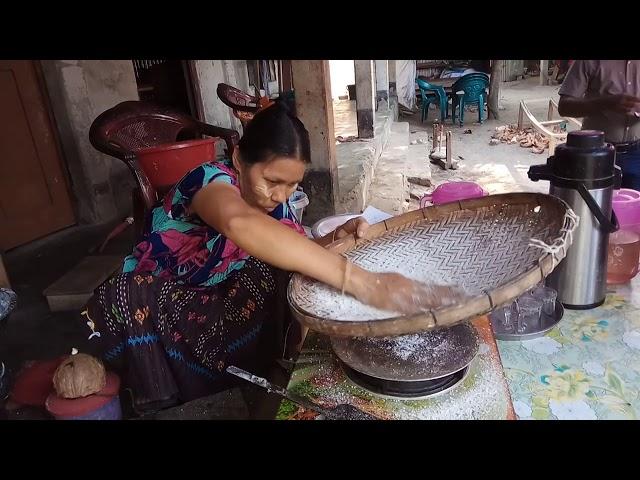 কুয়াকাটার, মিশ্রীপাড়া রাখাইন পল্লীর ঐতিহ্যবাহী চালনী পিঠা।