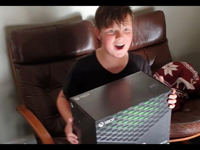 Kid thinks he got a X-Box Series X (Prank)