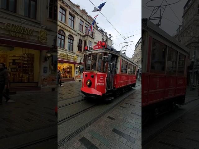 Красный ретро-трамвай в Стамбуле #мыздесьбыли #турция #стамбул