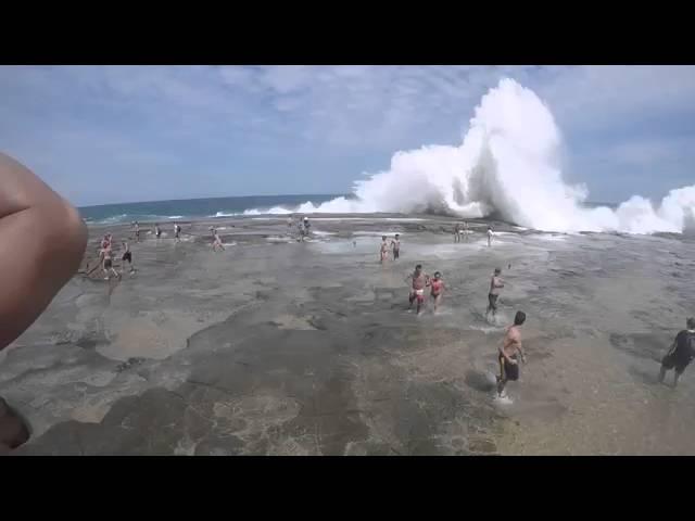 8-метровая волна накрыла пляж Сиднея / Freak Wave Hits Figure 8 Pools