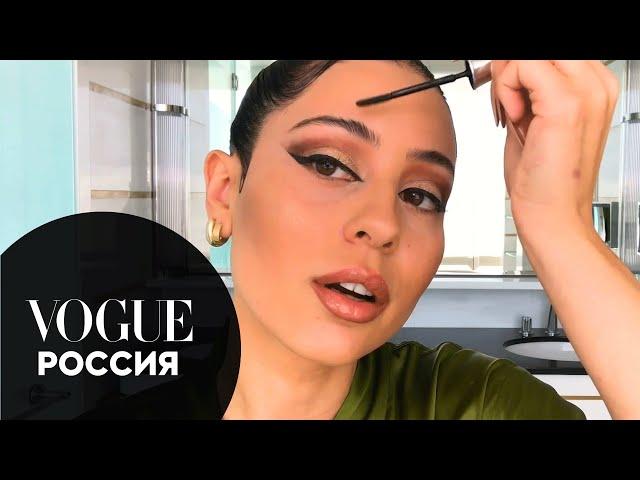 Алекса Деми («Эйфория») показывает, как создать гламурный образ из 90-х | Vogue Россия