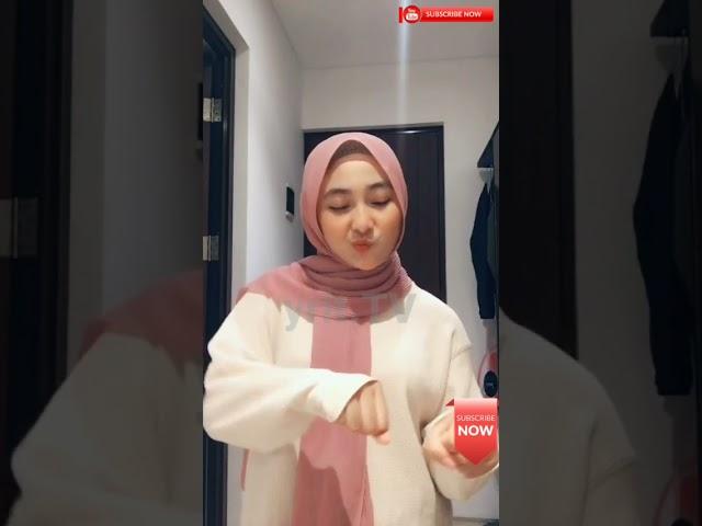 Pemersatu bangsa auzura si cantik suara mendesah desah lagi goyang dengan tudung hijab manis cantik.