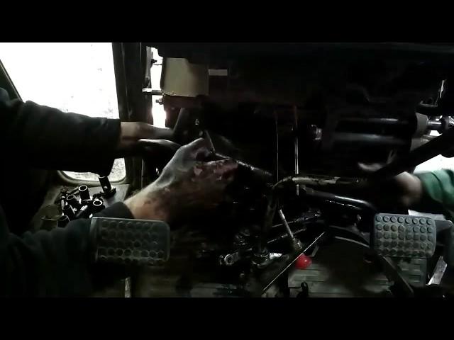 Славик и Димон снимают распределитель на МТЗ 82