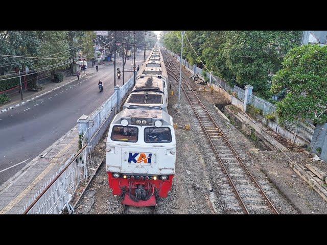 NYEGAT KERETA PAGI SAMBIL NUNGGU MASUK KULIAH !