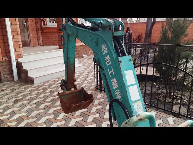 Японский мини экскаватор KOBELCO SK 09 SR на гидравлических джостиках.