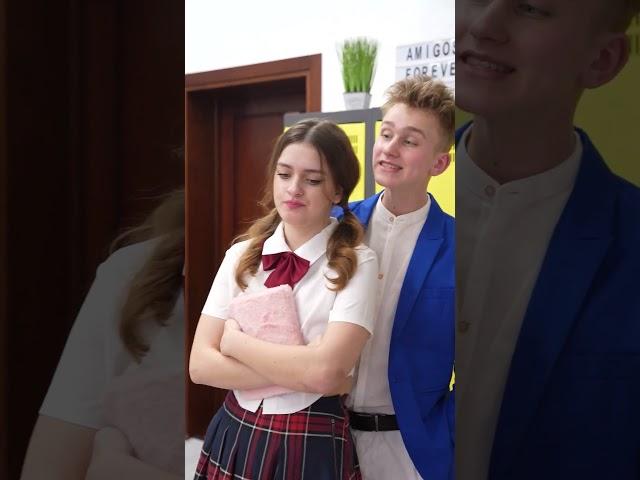 Бедная Девушка в Элитной Школе!