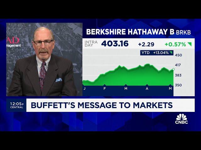 Warren Buffett is now 'as bearish as he ever gets,' says Bill Smead