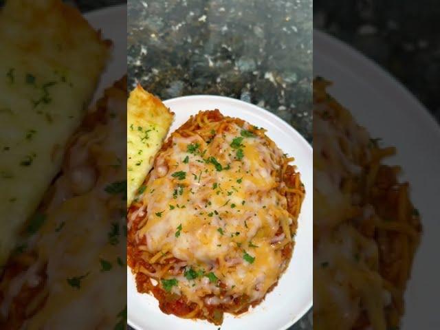 Ground turkey, spaghetti, and cheesy garlic bread