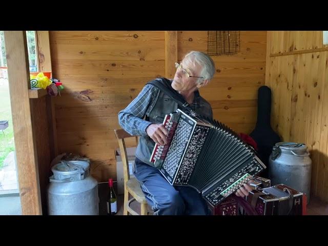 Гармонист Алексей Михайлович на мастеровой гармони