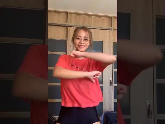 TikTok - Strit hitam mengkilap