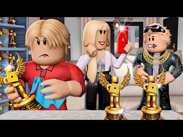 Mom Loved FAMOUS BROTHER More Than HIM! (A Roblox Movie)