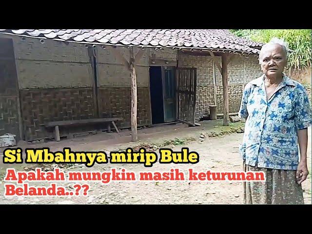 Menikmati masa tua hidup di desa tinggal di rumah sederhana di ujung pedesaan madiun jawa timur