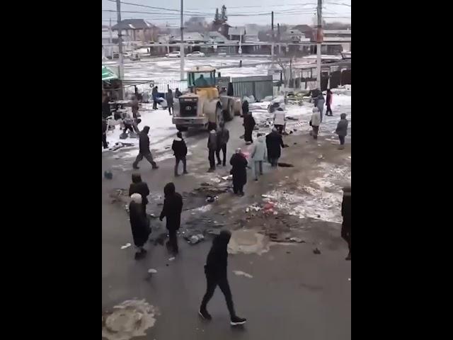 В Новосибирске мужик на тракторе снёс нелегальные мигрантские торговые точки.