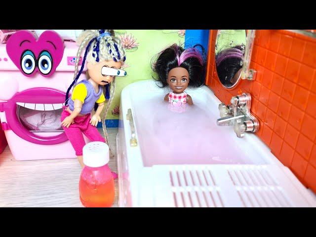 WHAT HAVE YOU DONE IN OUR BATHROOM?Katya and Max are a funny family! Funny Barbie Dolls DARINELKA