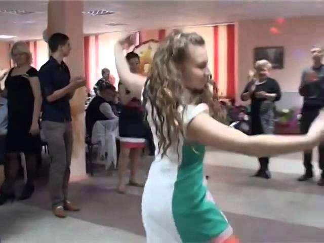 Русская девушка танцует - The Russian girl dances