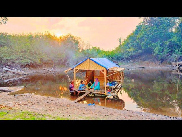 camping bersama keluarga di rumah terapung