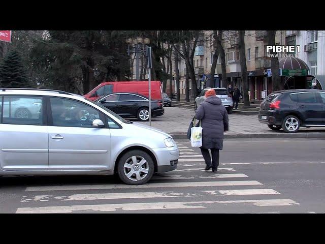 У Рівному на пішохідному переході дівчину збив легковик: подробиці вечірньої ДТП