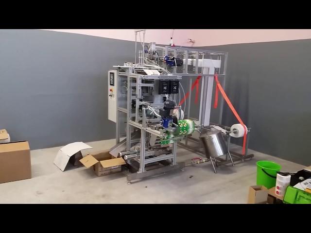 Sachet packing machine for liquid products + single wet wipe mechanism