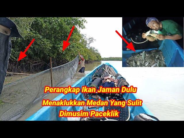 Beginilah Perjuangan Nelayan Tradisional,Pasang Perangkap Ikan dan Bermalam Diatas Perahu