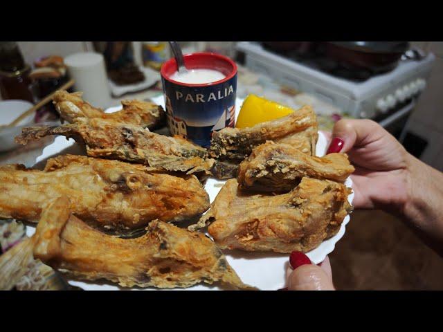 Pește prăjit cu usturoi și lămâie.Fried fish with garlic and lemon.