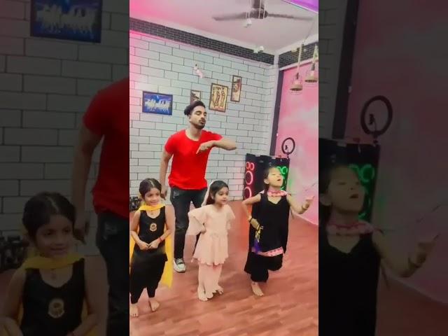 chhote bacchon ka danc #chhote #baccha #viral #viral #fun #story #enjoy #masti #video @Akashblo12