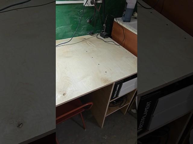 Крутой стол в гараж за копейки своими руками из фанеры #shorts #treicer100 #гараж