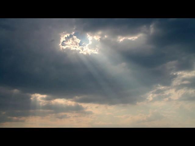 Time lapse, rays of sun light through the clouds / Таймлапс, лучи солнца сквозь облака