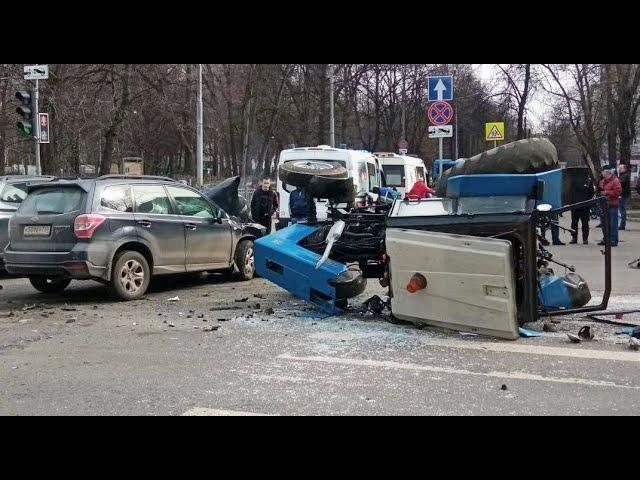 Трактор развалился на части: жёсткое ДТП в Москве