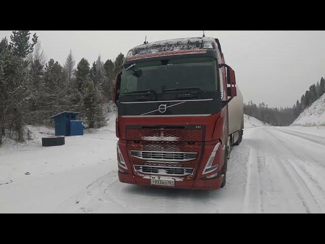 Зима вернулась.Спуск с Яблоневого поревала, висят фуры.VOLVO FH 540 POV